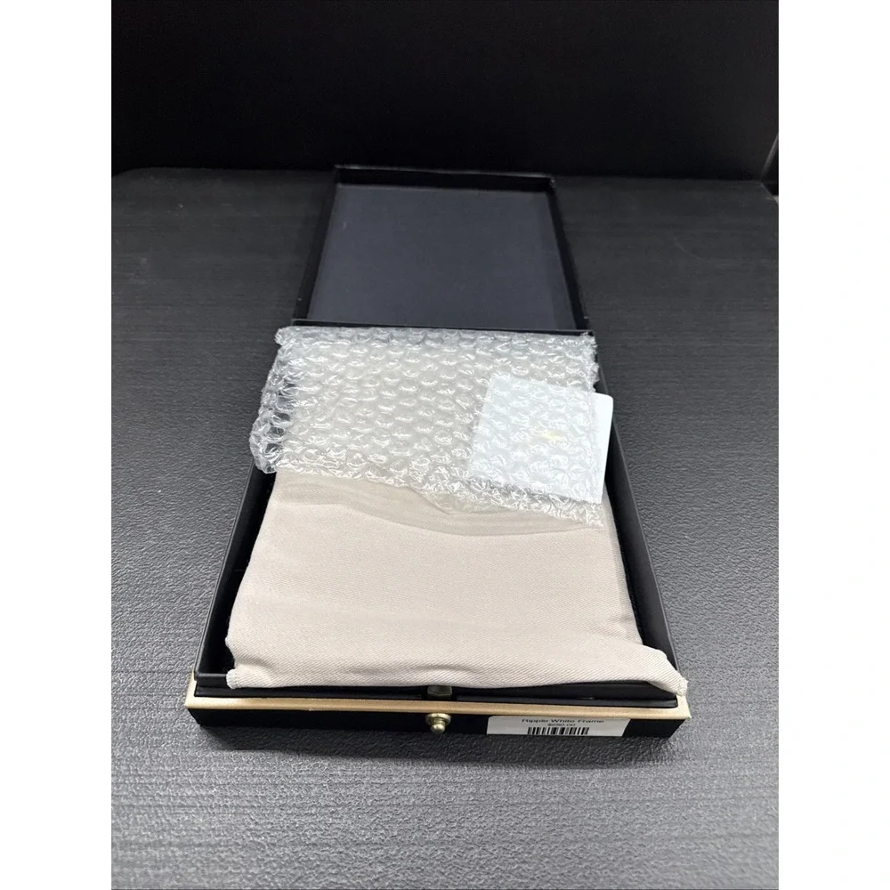 L'objet Empty Storage Gift Box (1666)